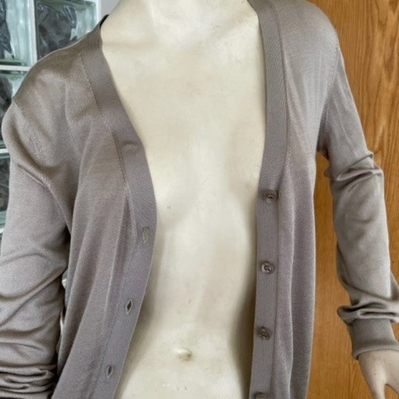 LIGHTWEIGHT TAUPE CARDIGAN with SHEEN by Stunning Lure of Japan, Size Medium - Picture 3 of 9